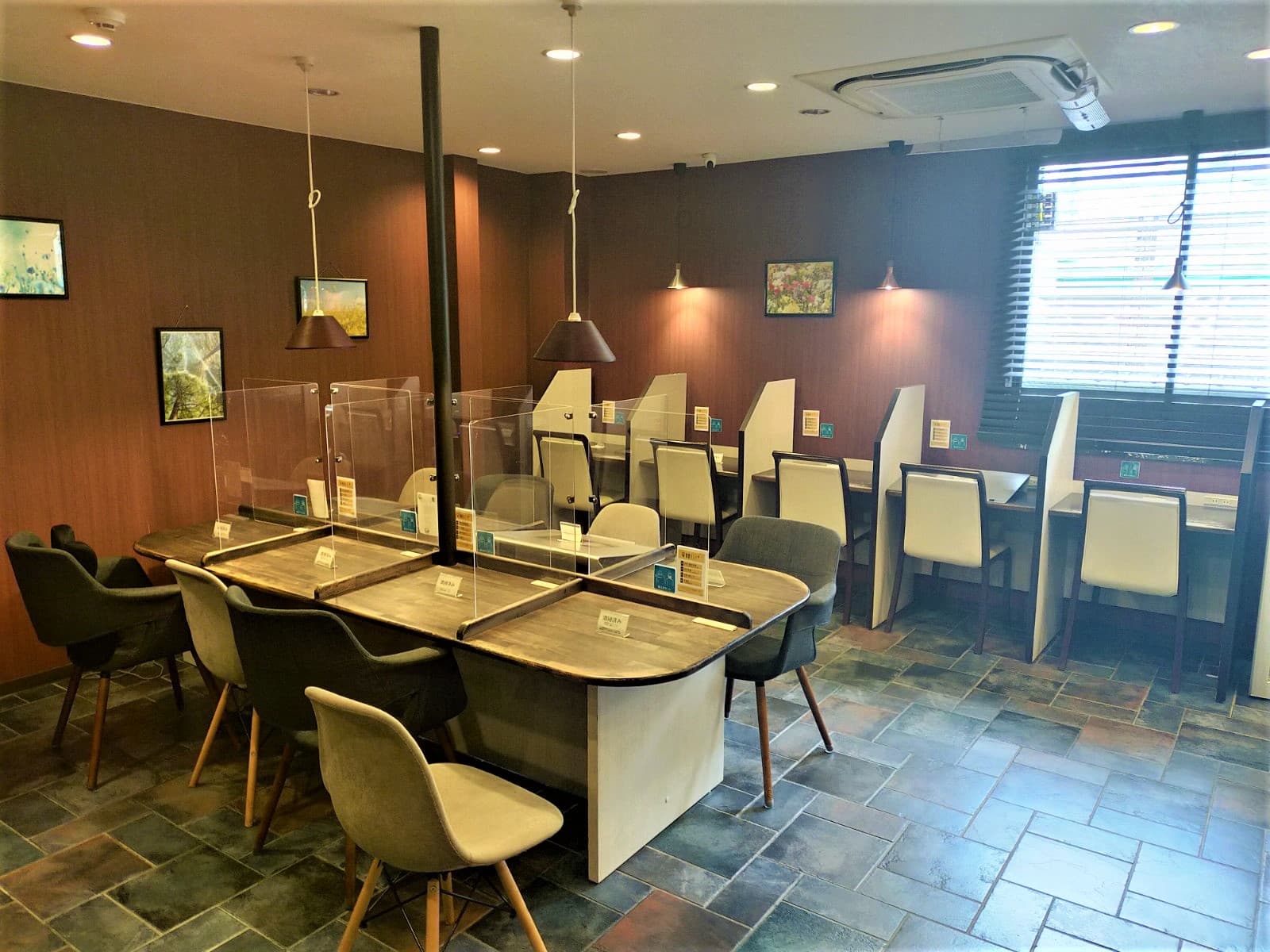 勉強カフェ 大阪西梅田スタジオの内観写真