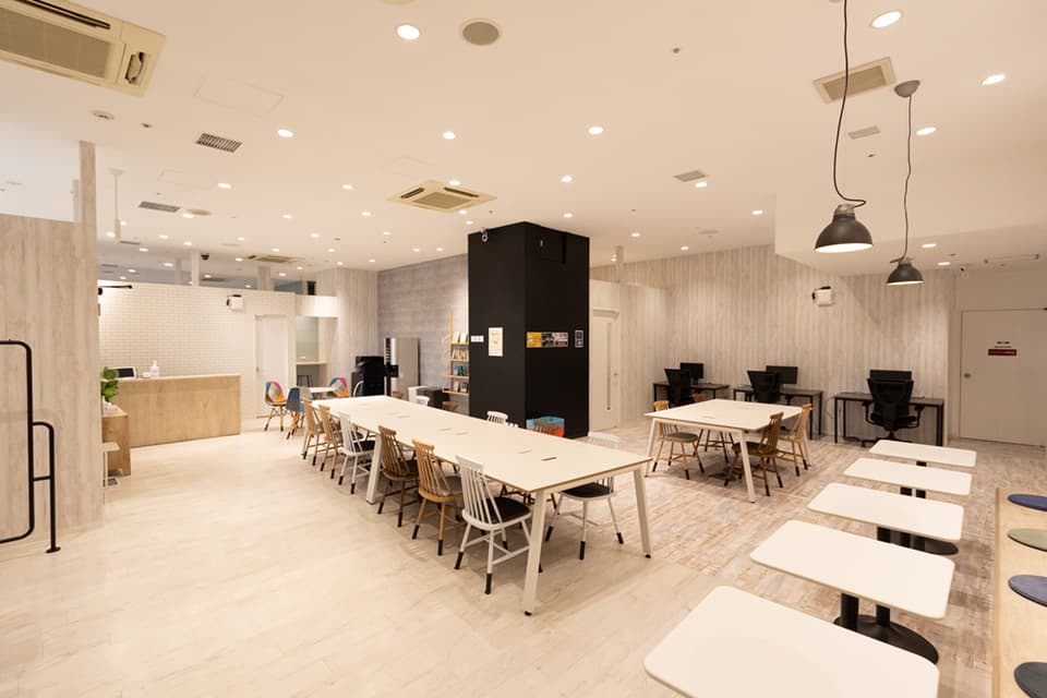 勉強カフェ町田マルイスタジオの内観写真